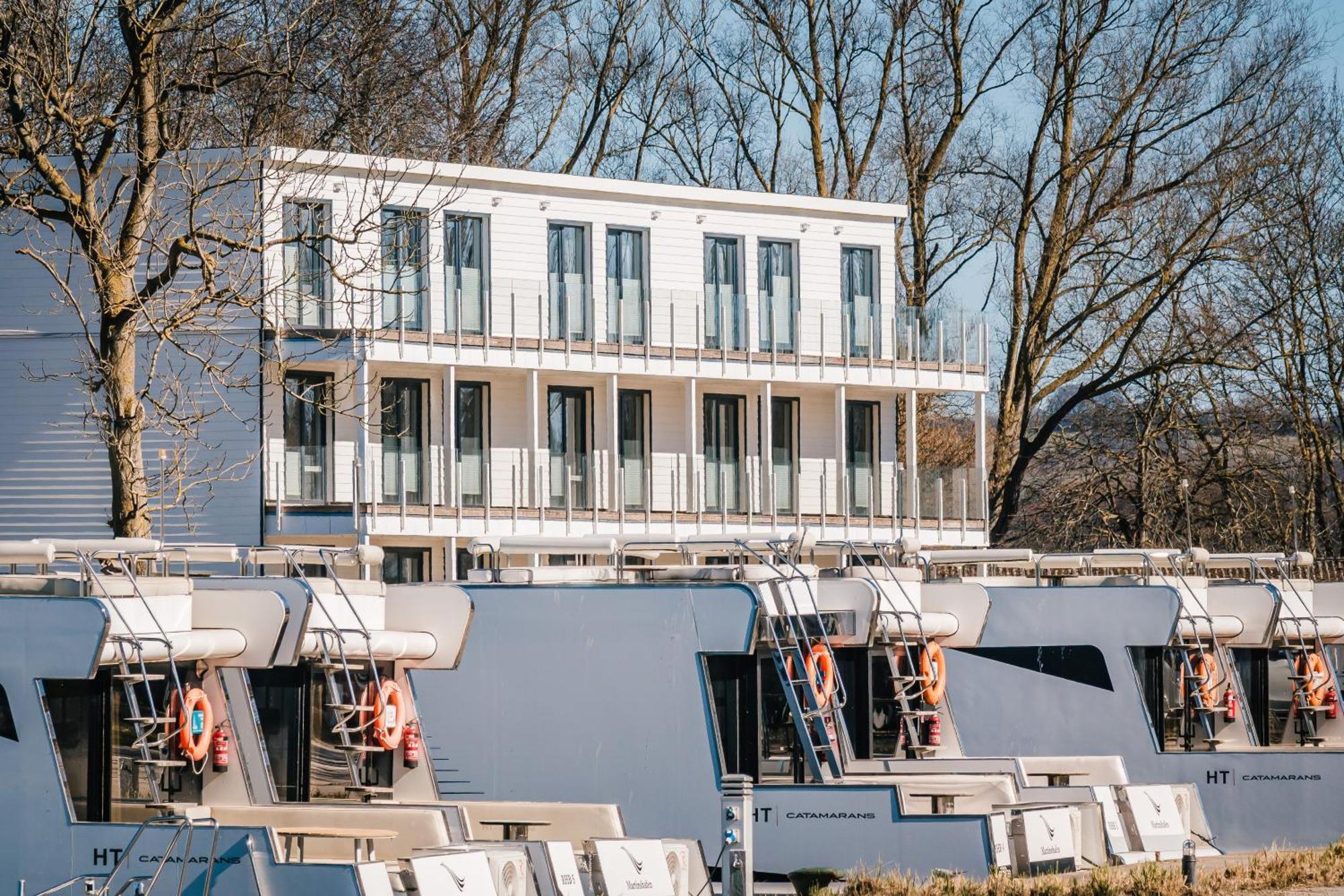 Marina Martinshafen - Lotsenhaus Hotel Neuhof  Exterior foto